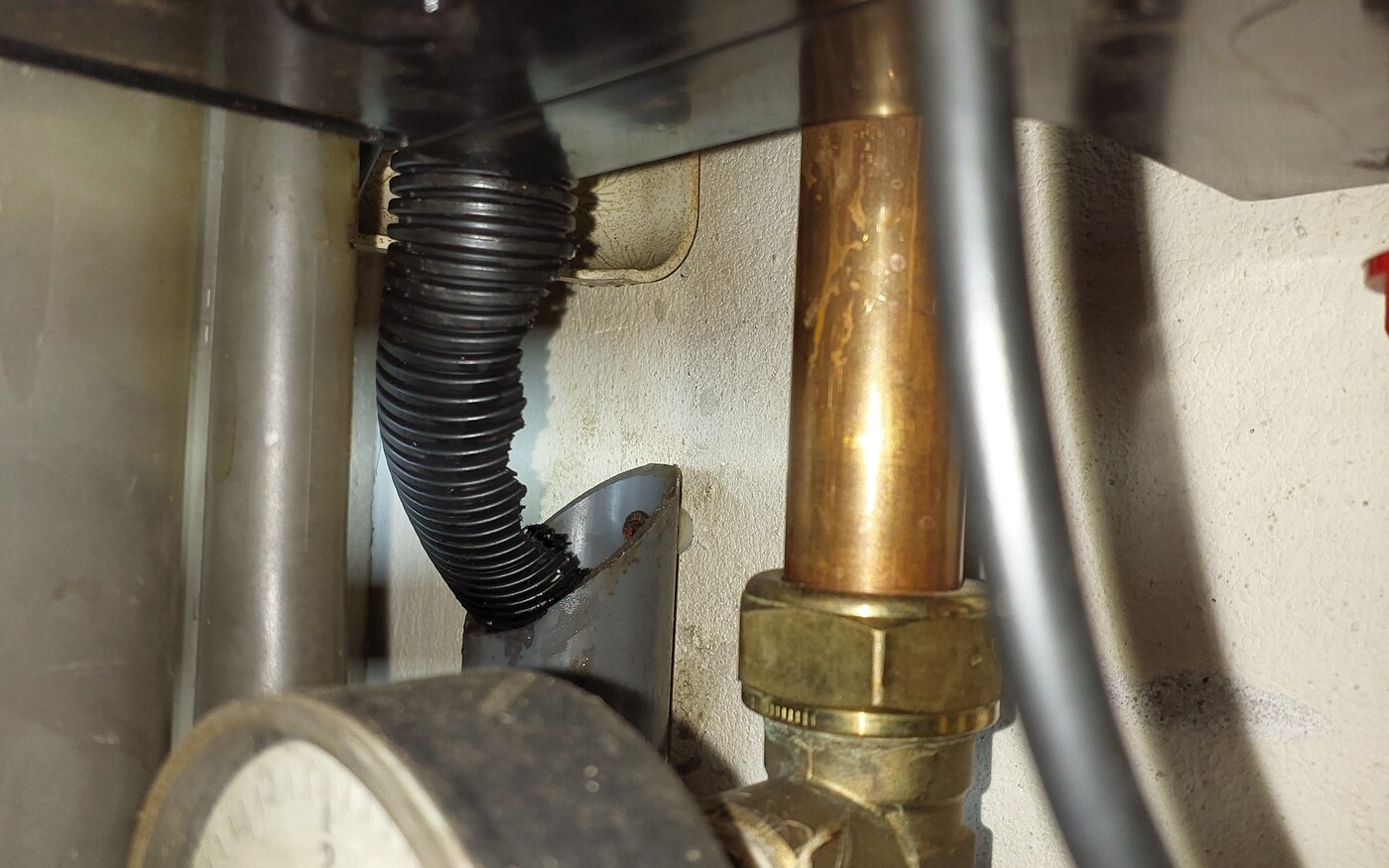 Lekkage opsporen in een vervuilde woning