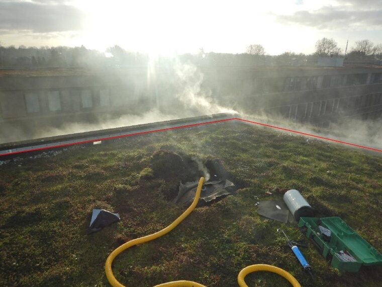 Rookgenerator
Met behulp van de rookgenerator kunnen
     wij diverse lekkages vinden